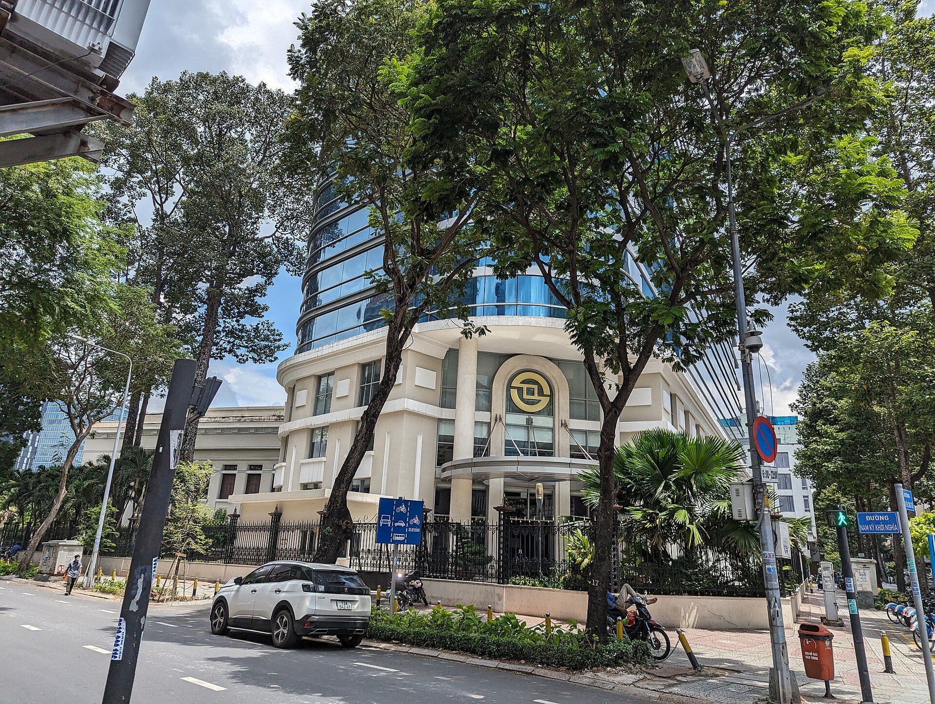 Nhà và cao ốc trên đường phố Quận 1, TP. Hồ Chí Minh